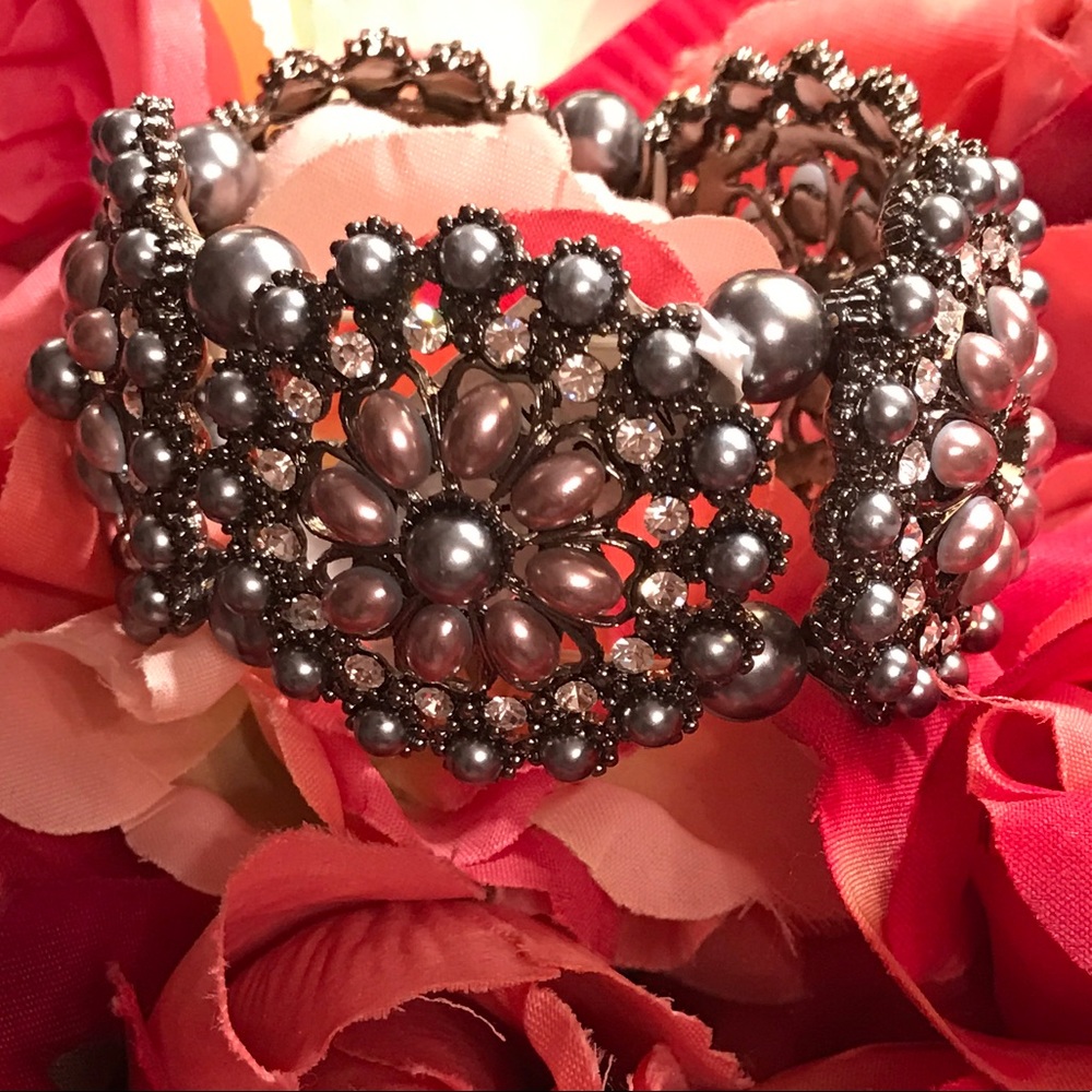 Silver bracelet with gray stones and blush pearls